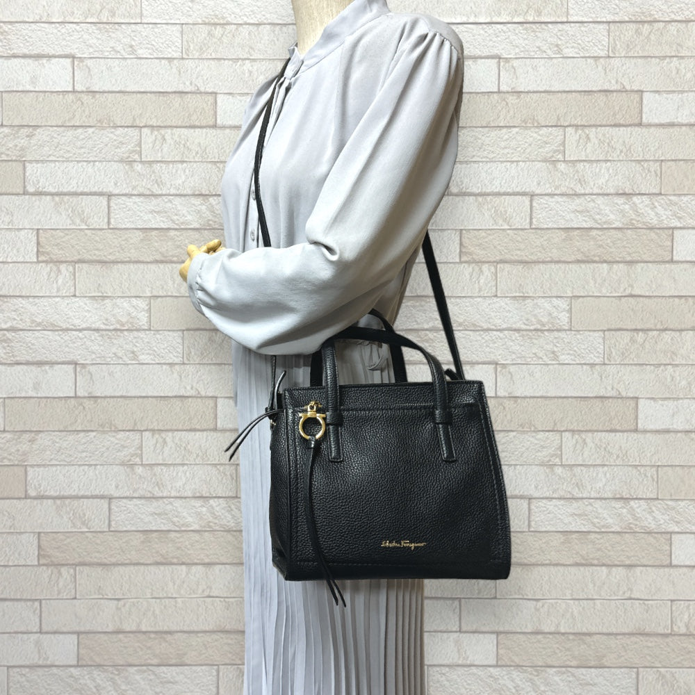 Salvatore Ferragamo サルヴァトーレフェラガモ エイミー ショルダー
