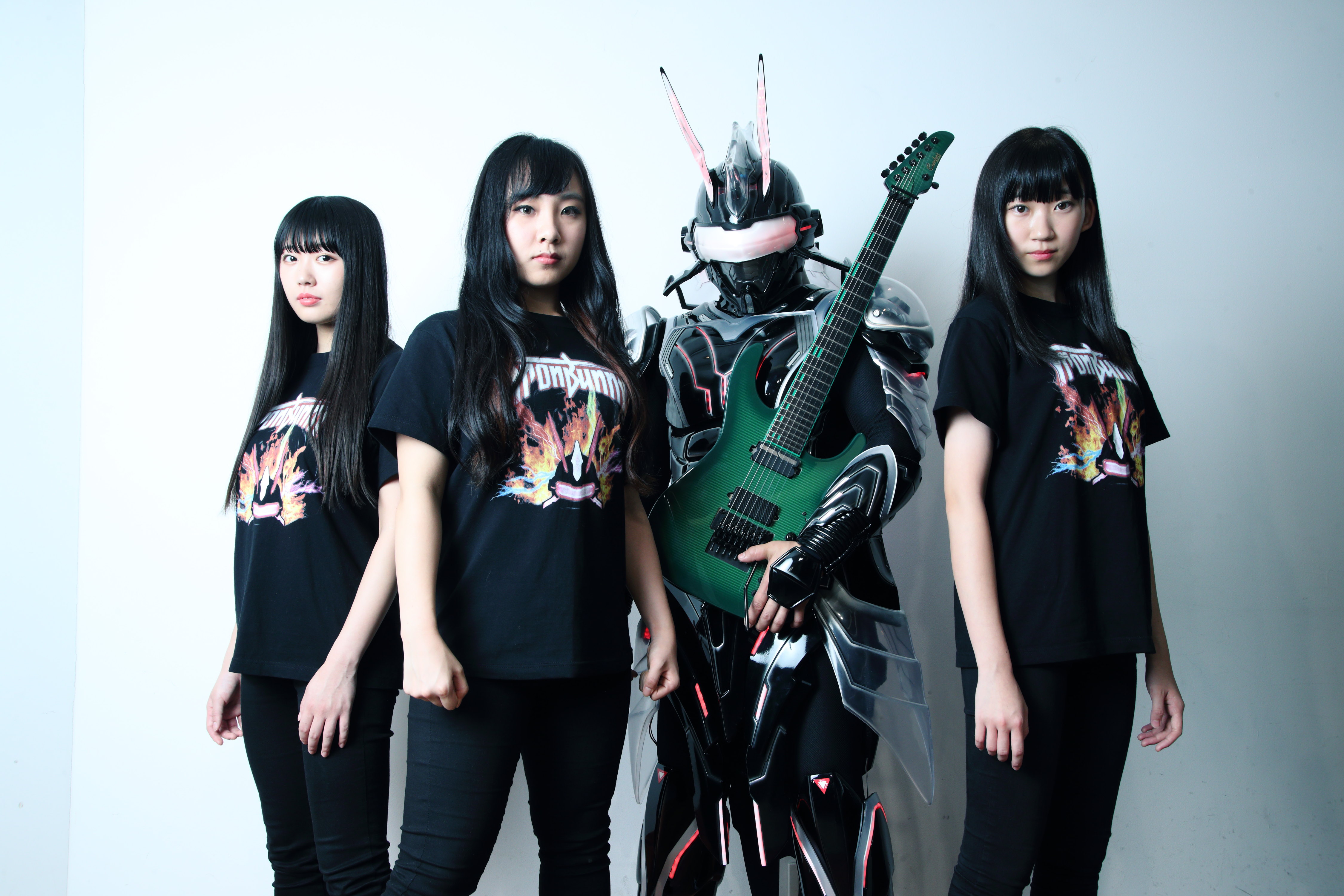 インタビュー】3人の女性ボーカルと未来から来たスーパーサイボーグ