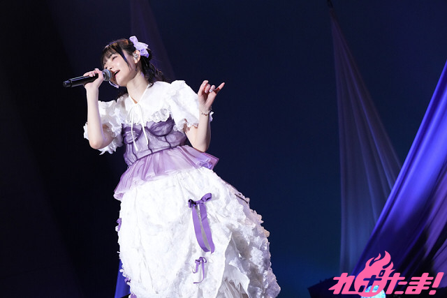 諏訪ななかがミニアルバムの世界観を歌とパフォーマンスで表現