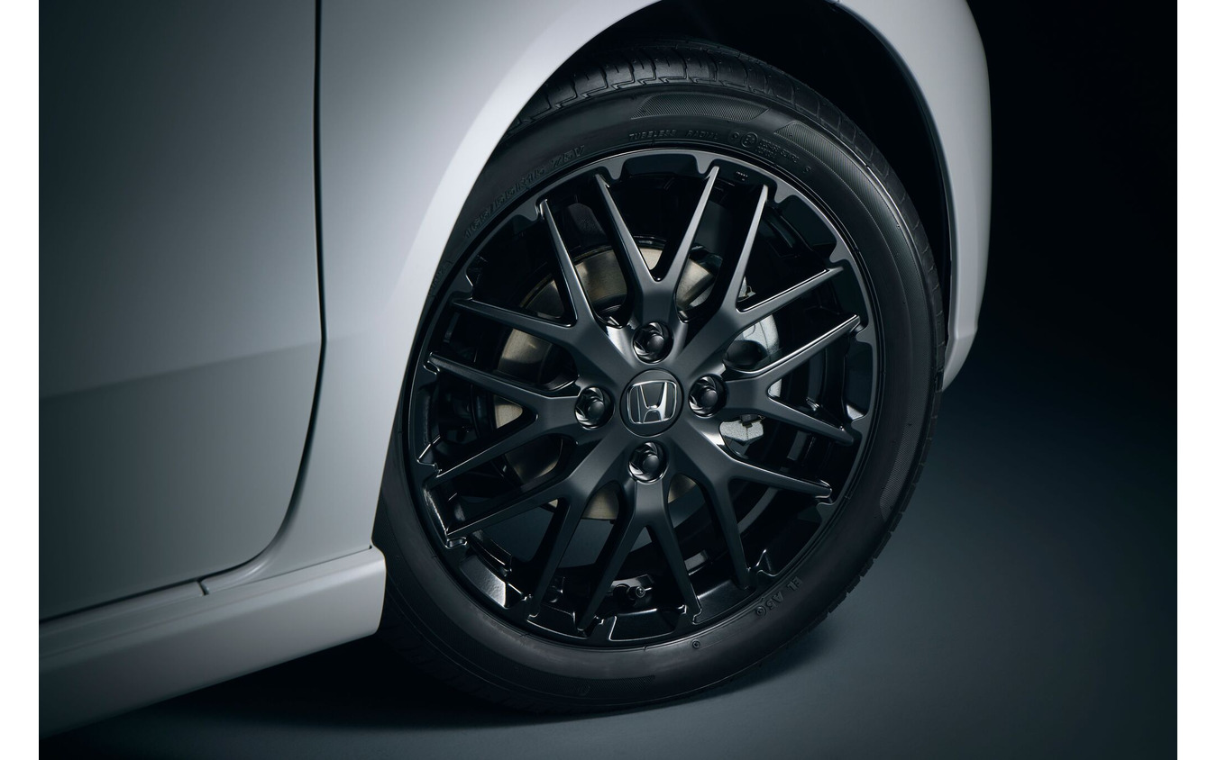 黒は引き締まって見える」ホンダ『N-BOXカスタム』の特別仕様車に、SNS