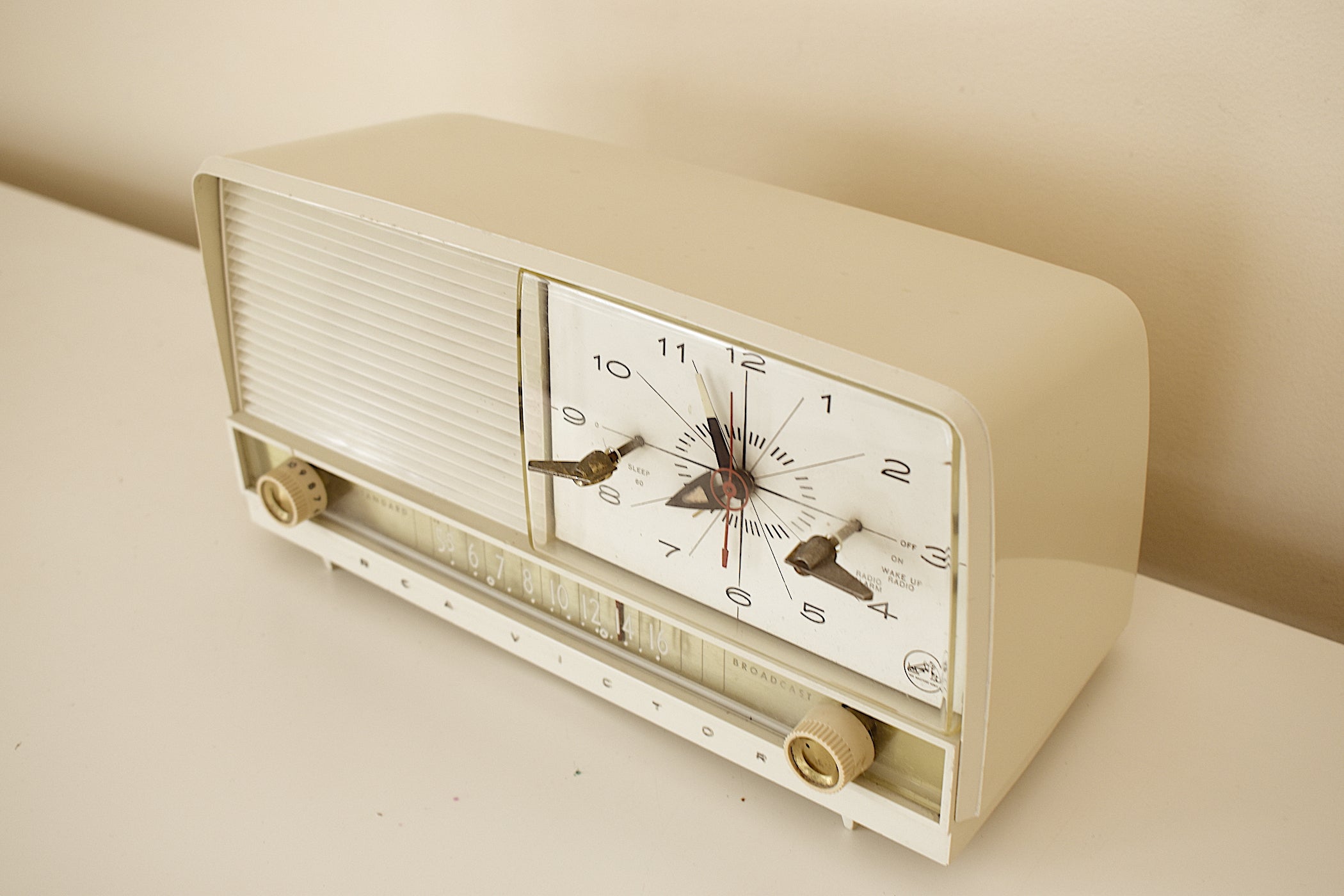 カラーラ ホワイト 1956 RCA Victor モデル 8-C-7EE 真空管 AM