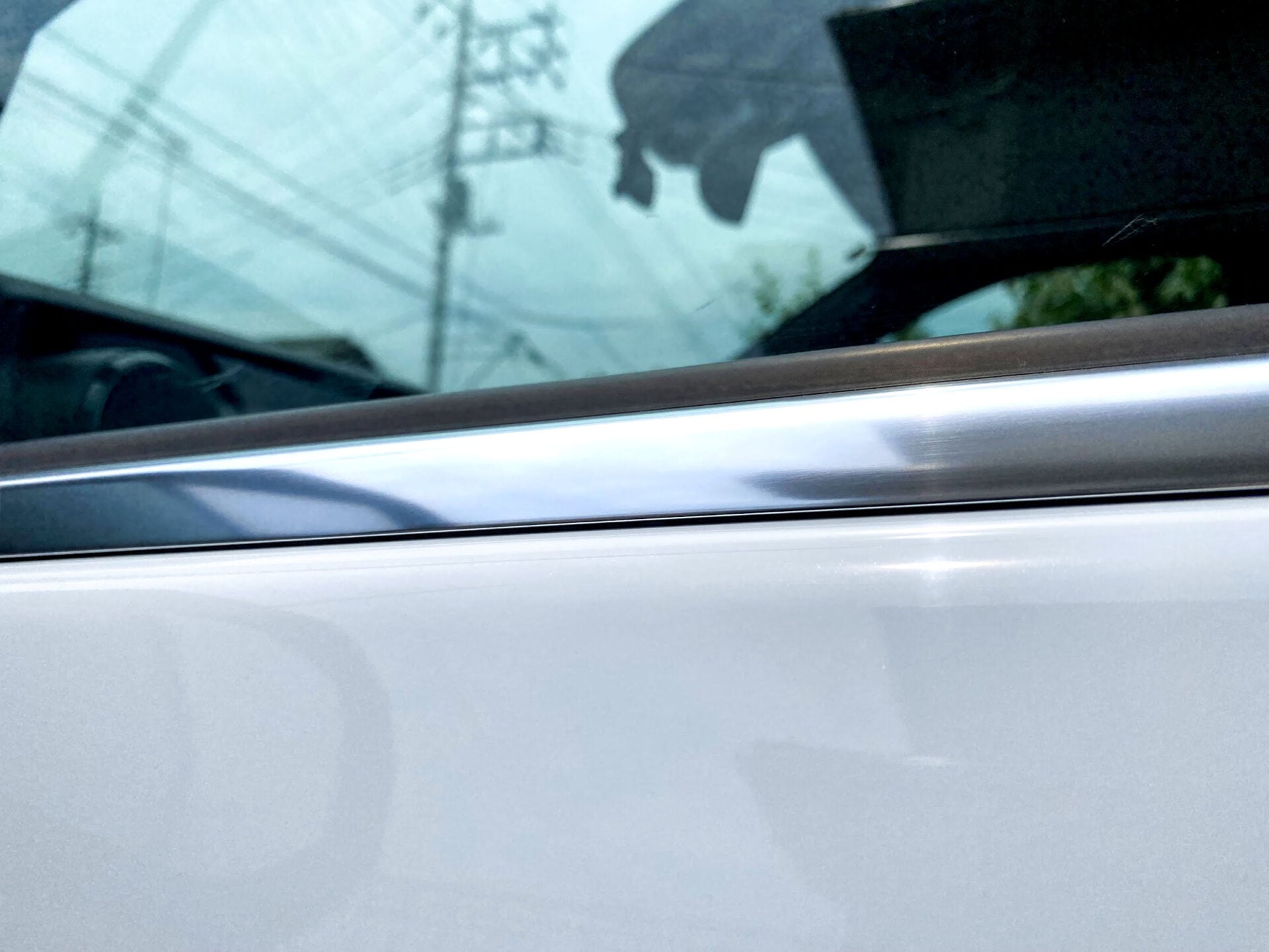 ベンツのモールの白さびをDIYで綺麗にしてみた！アルミモール用研磨剤