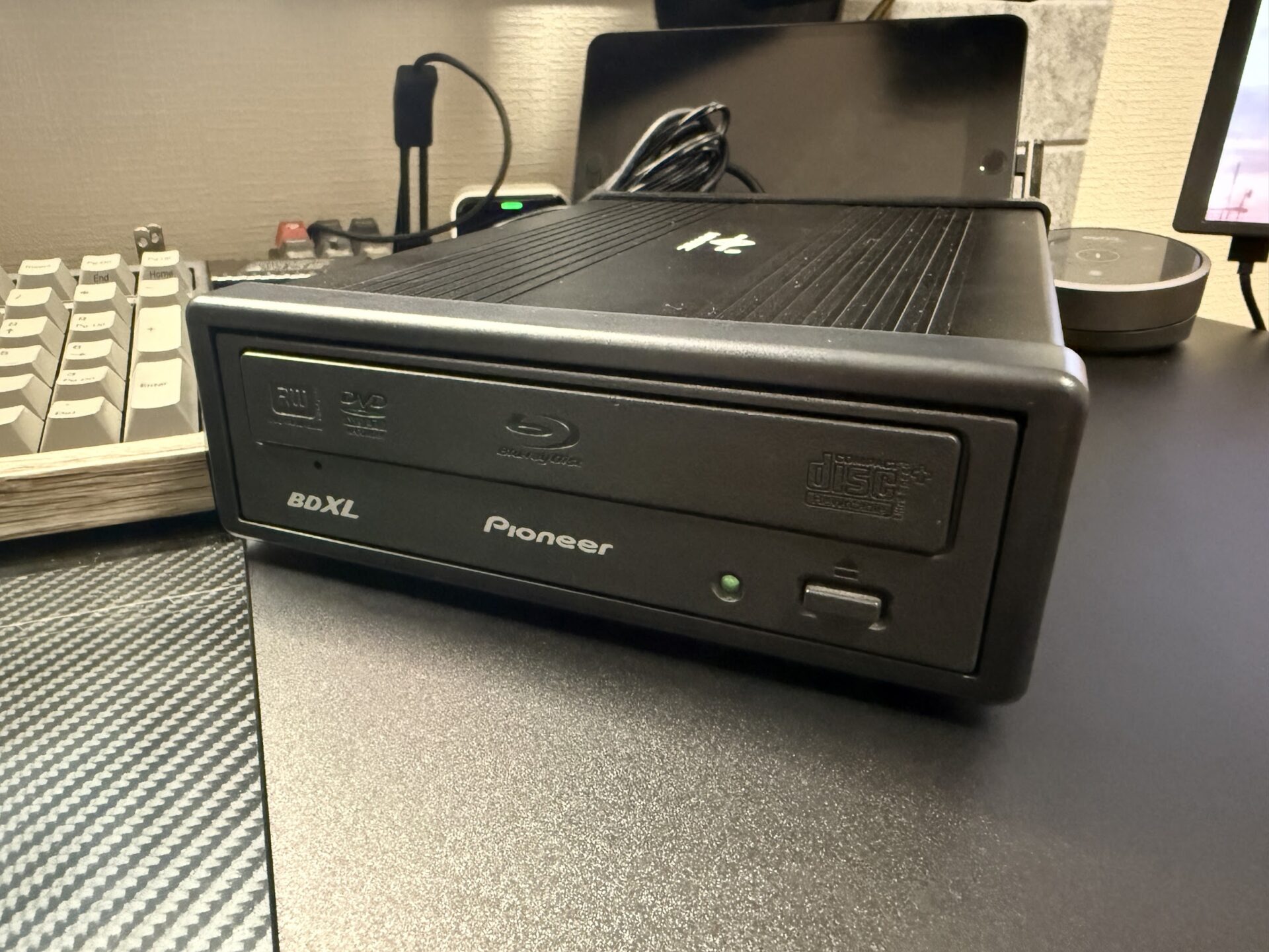 5.25インチBD/DVDドライブ用の外付けケースを使ってパイオニアの