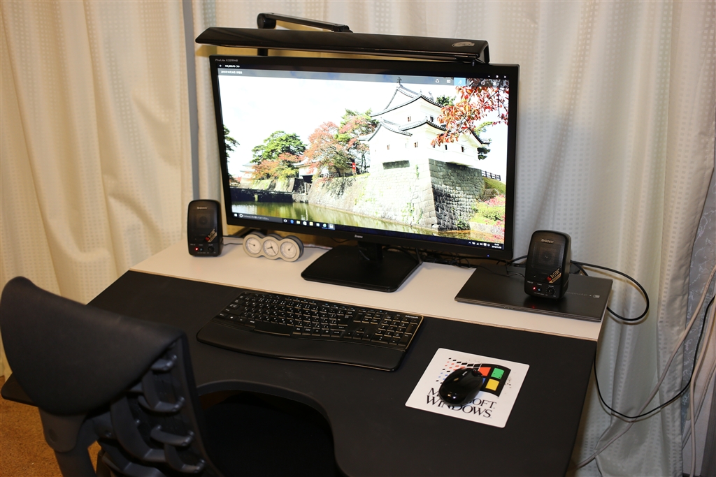 価格.com - 『私が使っているハーマンミラー社のPCデスク上に設置した