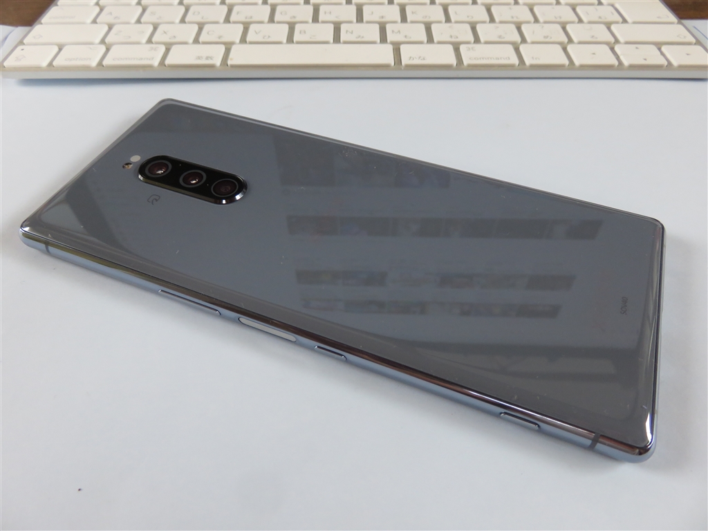 価格.com - 『au限定のグレーを選択。綺麗な色、デザイン。』SONY