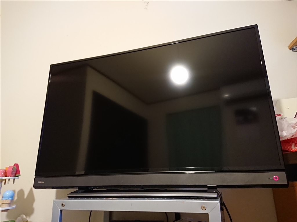価格.com - 『テレビ台が小さすぎですが、スタンドとほぼ同じ幅です