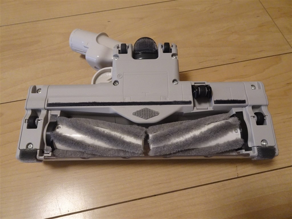 二連の特殊構造のブラシで毛絡みを防ぐ画期的なスティック掃除機