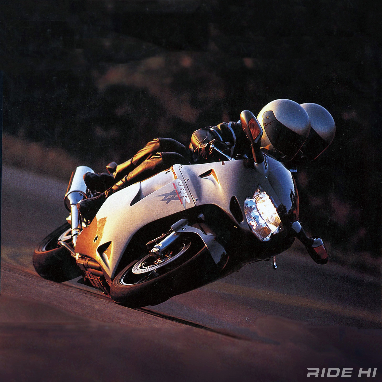 CBR1100XXスーパーブラックバード。縦二眼をスラント化でフラッシュ