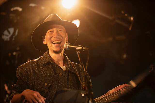 フジファブリック加藤慎一のベース、ボーカル、トーク炸裂！ 新