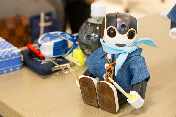 会場のロボホン全員でオーナーに感謝を込めてダンスを披露 「9周年記念