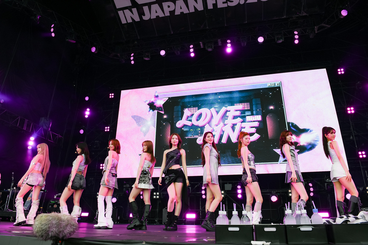 NiziU - ROCK IN JAPAN FESTIVAL 2025 ライブ写真＆セットリスト｜音楽