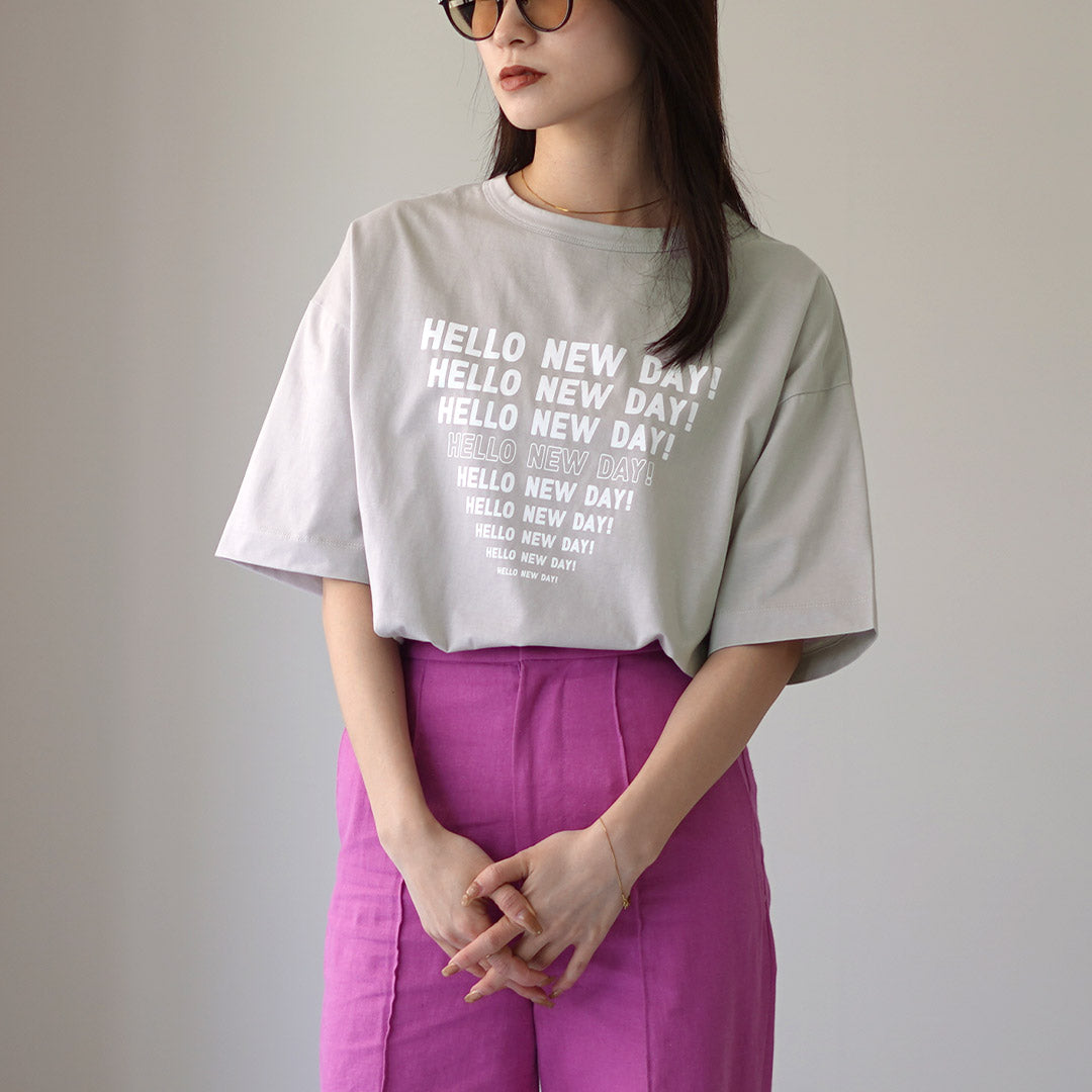 MAO MADE（マオメイド） HELLO NEWDAY！ ロゴTシャツ / 半袖 コットン