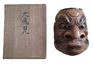 職人の技と歴史を感じる木彫りの能面：伝統と革新の技術とその価値