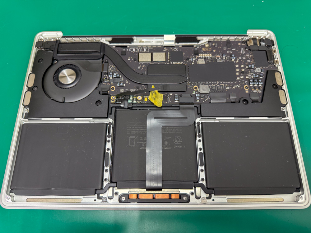 修理事例】MacBook Pro M1 画面割れ修理｜液晶交換の費用と作業内容を