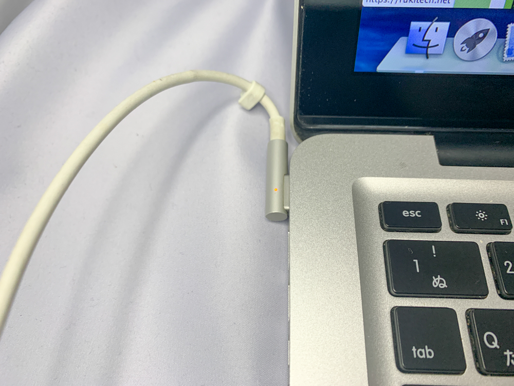 MacBook Pro 充電が出来ずランプが緑のまま ロジックボード修理しま