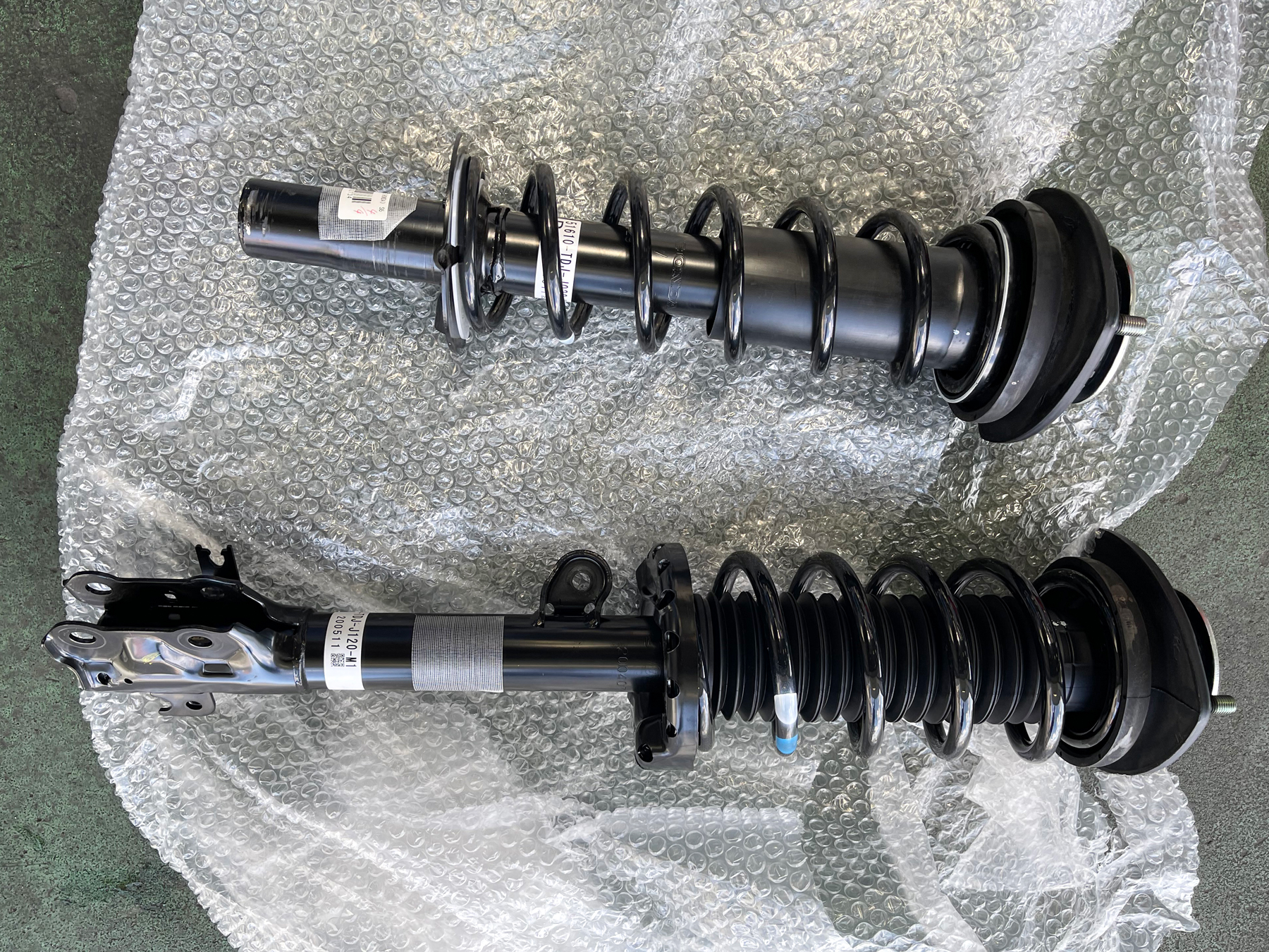 S660のサスペンション交換！ - 白いポルシェと白い軽オープンカーの