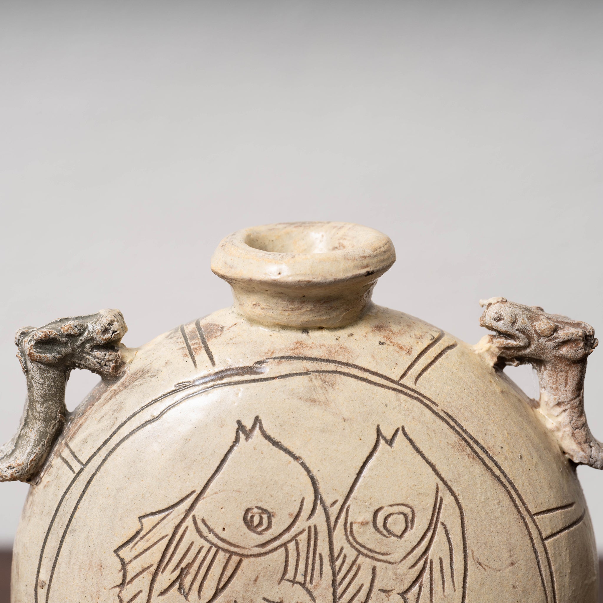 李朝 粉青沙器剥地魚文扁壺 – 燦禾 SANKA