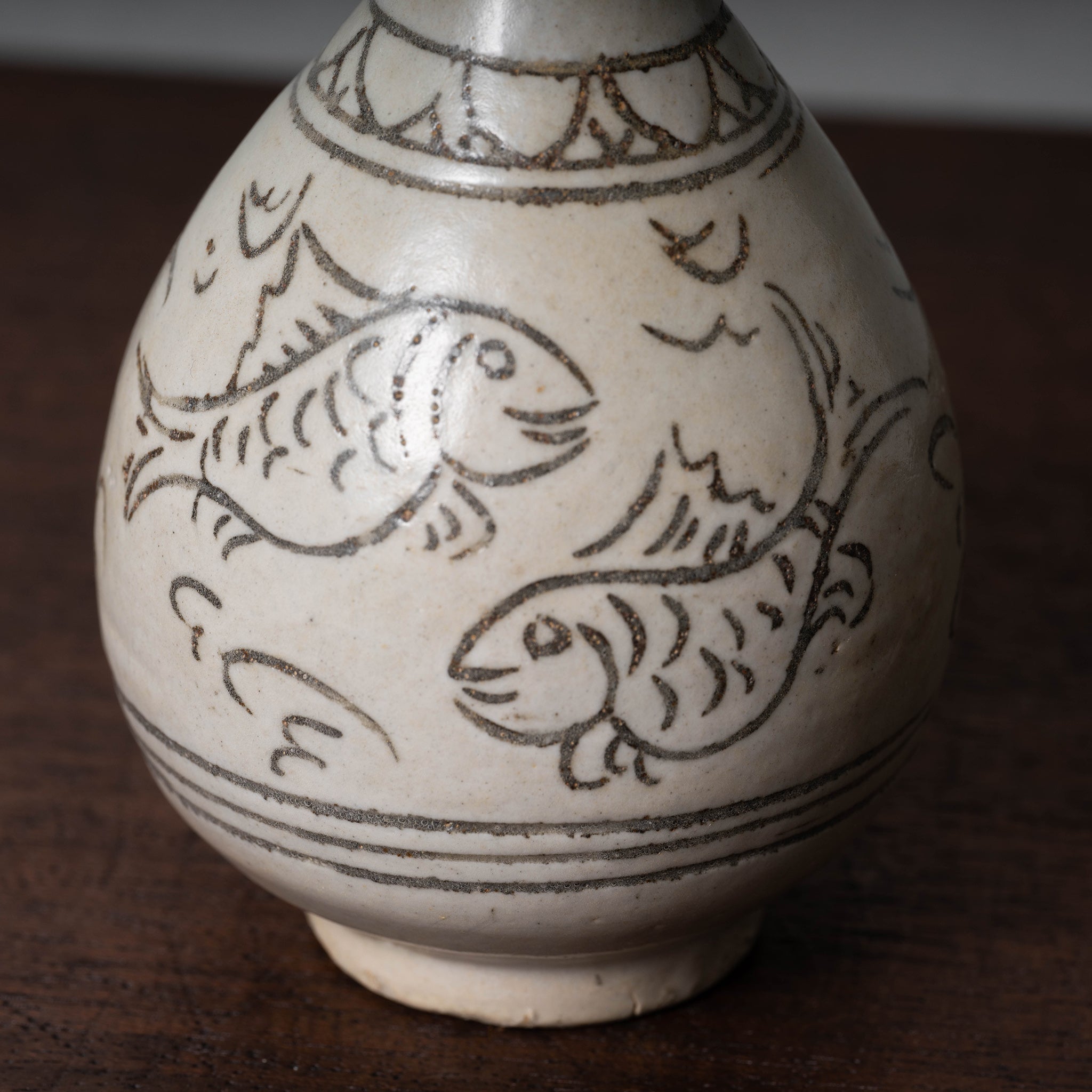 李朝 白磁鉄線魚紋瓶 – 燦禾 SANKA