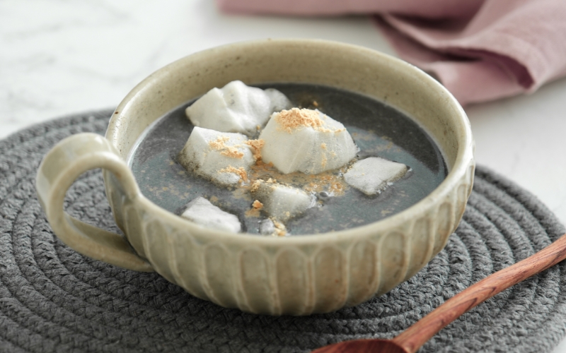 美容・健康にうれしい効果がたっぷり！もち入り黒ごまきなこドリンク