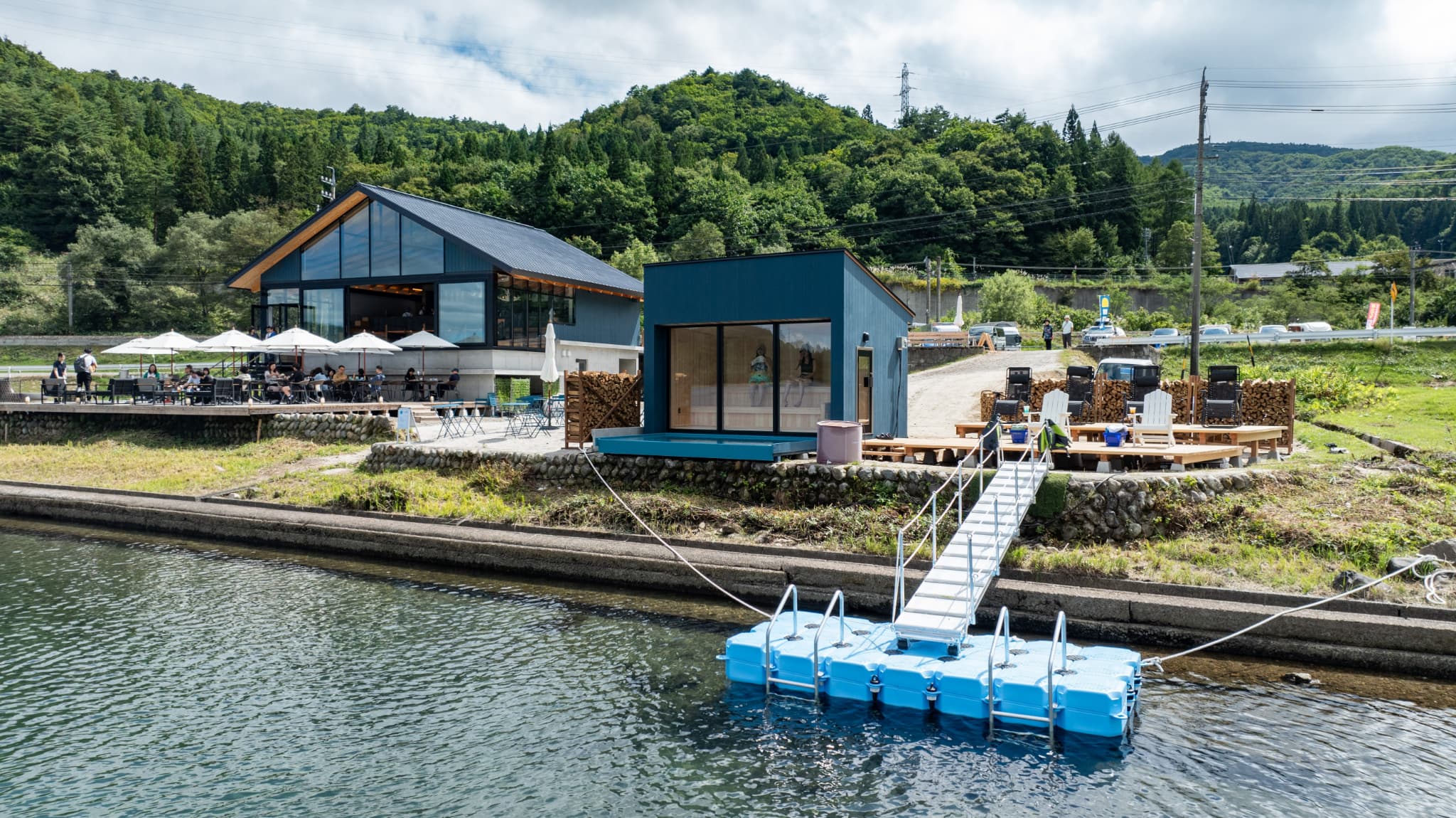 前面ガラス張り。青木湖が一望できるサウナがオープン！／長野県