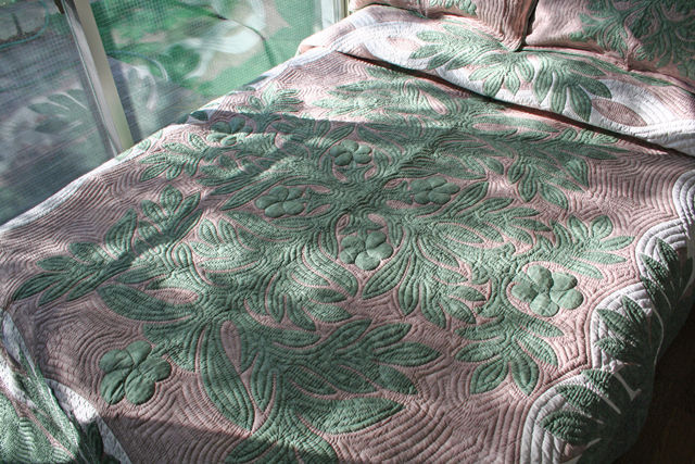 ハワイアンキルトベッドカバー イリマレイ モスグリーン&グレイ