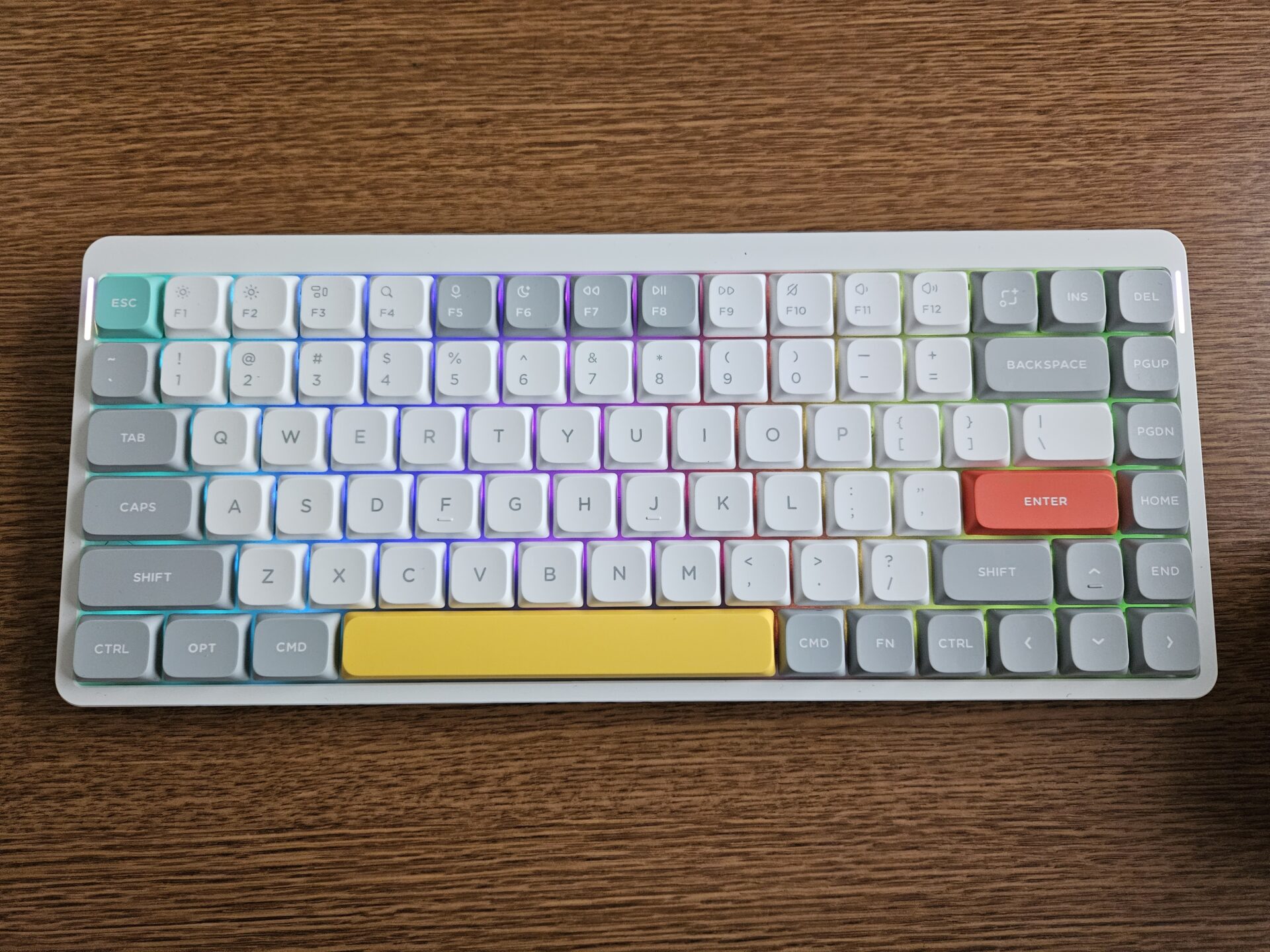 RGBライトが美しい高性能キーボード NuPhy Air75 V2 レビュー | 繊細