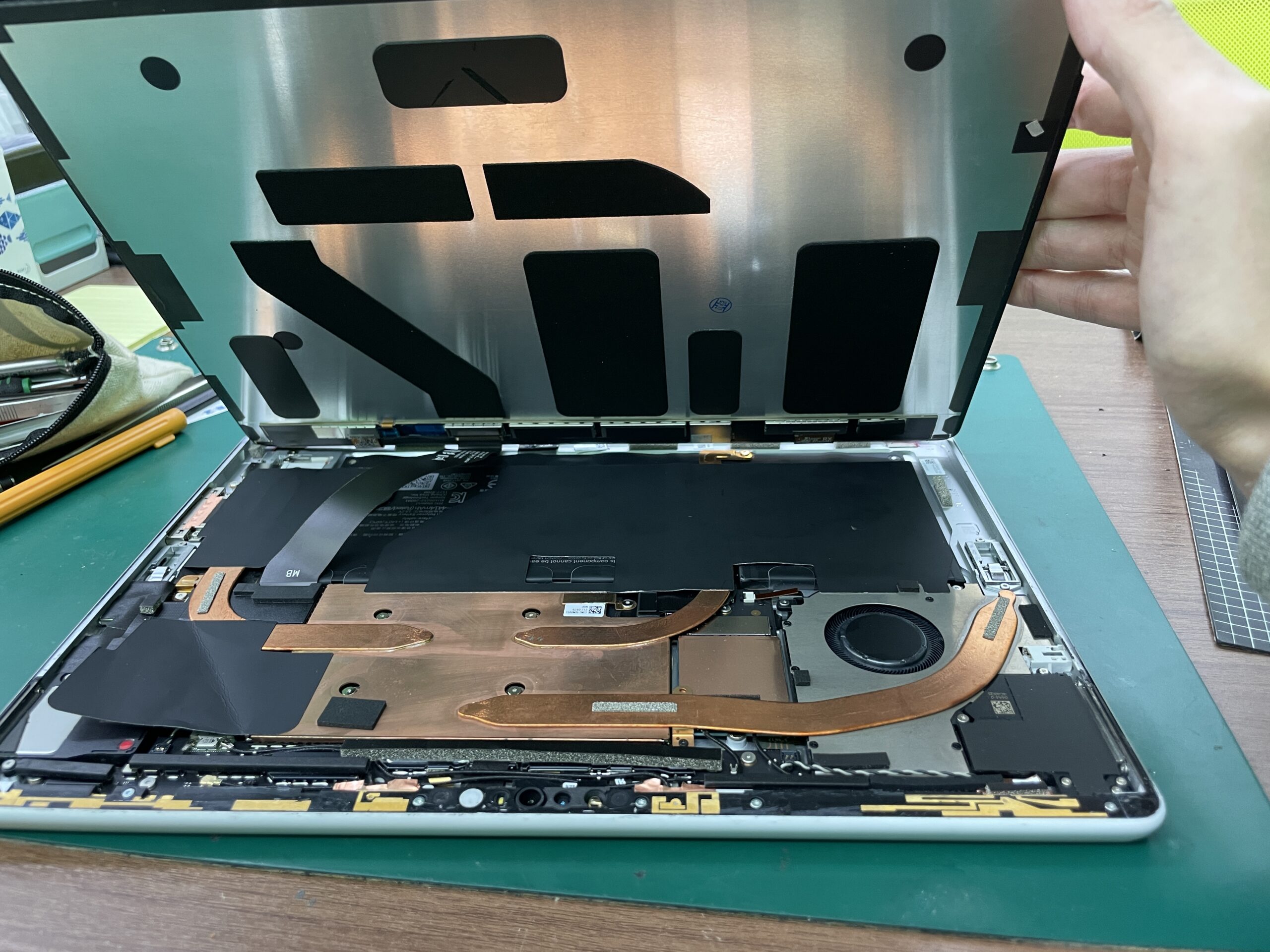 画面に線が入ったSurface Pro8 液晶交換修理で改善！ | スマホ修理の