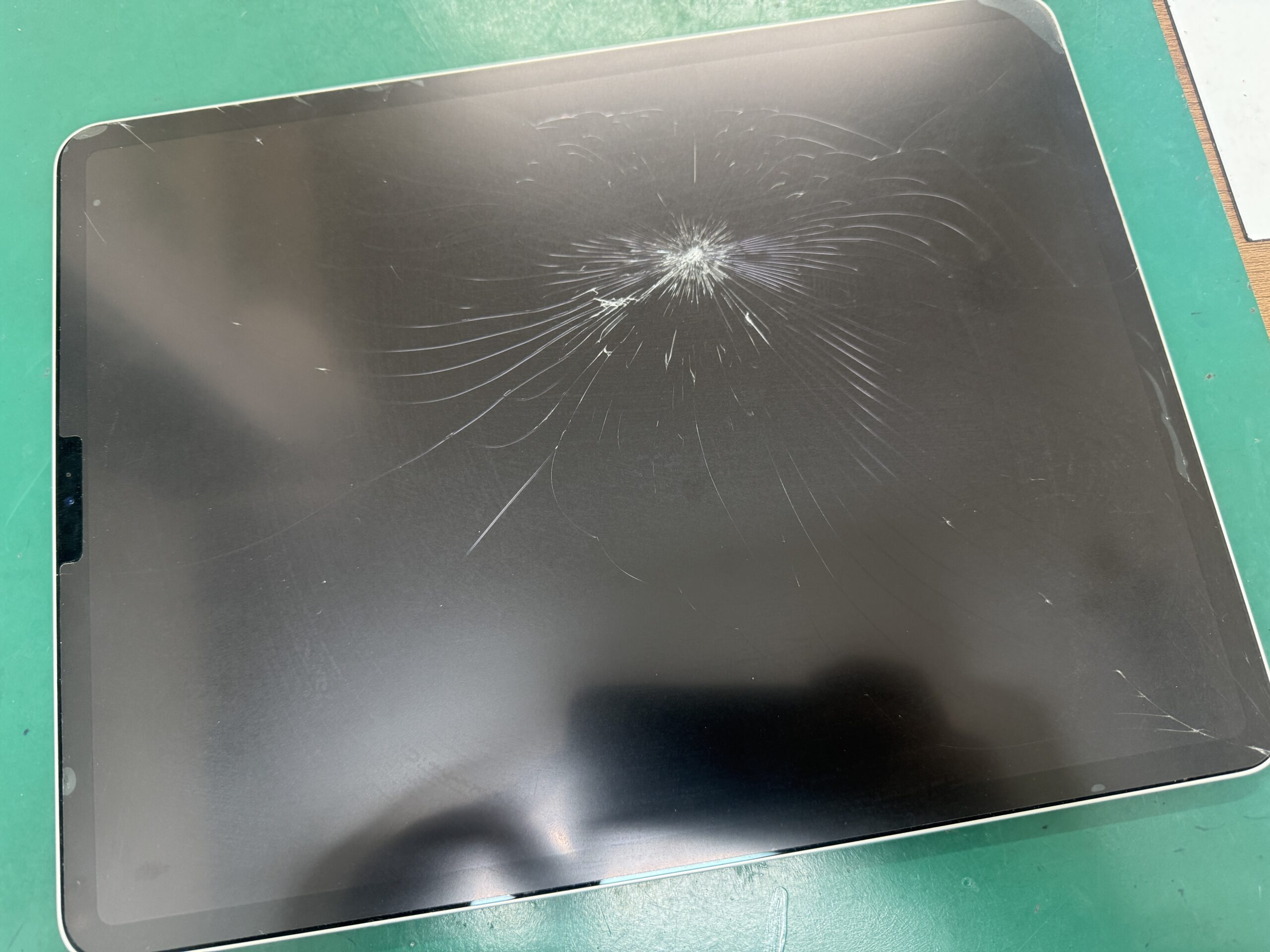 大阪】画面が映らないiPad Pro 12.9インチを即日修理！【梅田