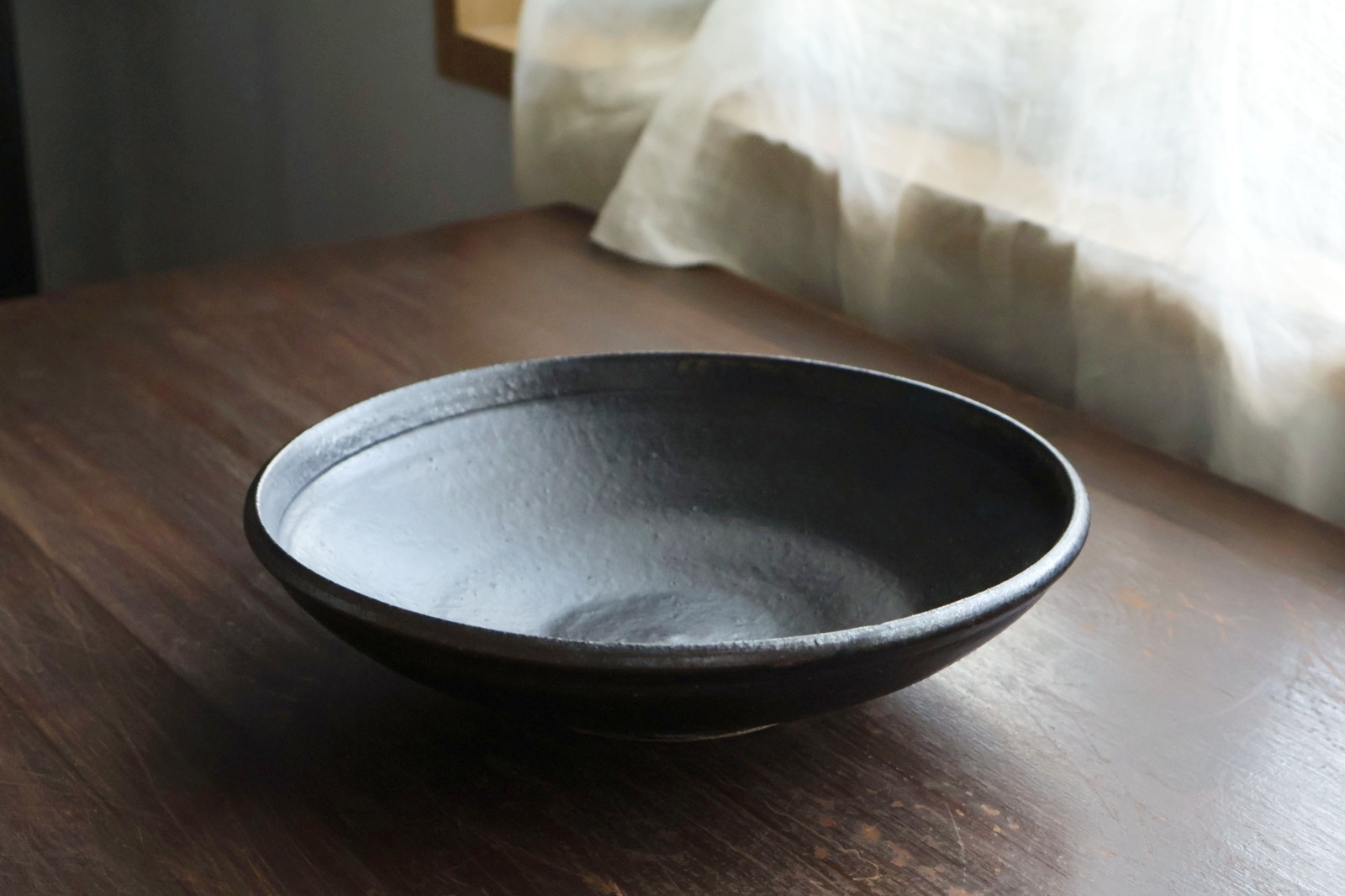 黒釉 玉縁7寸鉢 / 八木橋昇 - うつわと暮らしの道具 sizuku