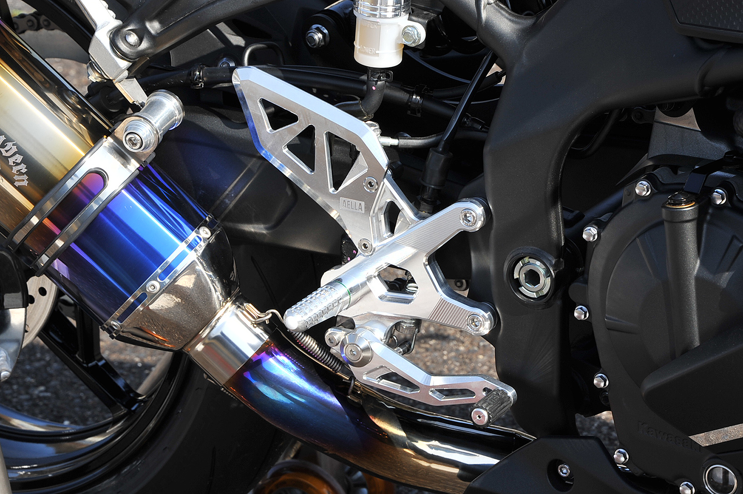 ライディングステップキット(Kawasak ZX-25R/ 4R )ホワイト・ブラック