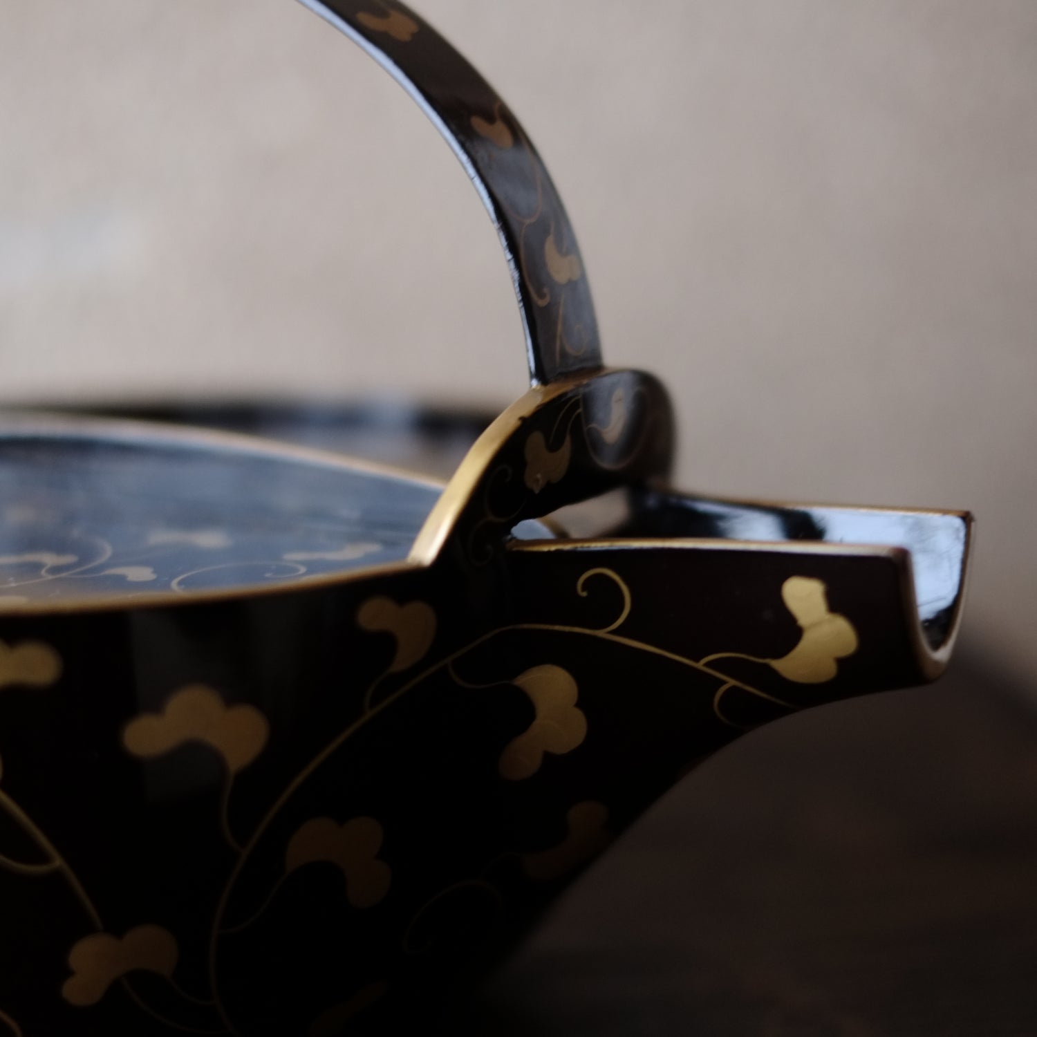 時代 鉄地漆唐草蒔絵 燗鍋 銚子 (明治期頃) 時代箱付 – 逢季荘