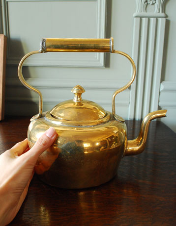 イギリスからとっても素敵な真鍮ゴールド製のアンティークのケトルが
