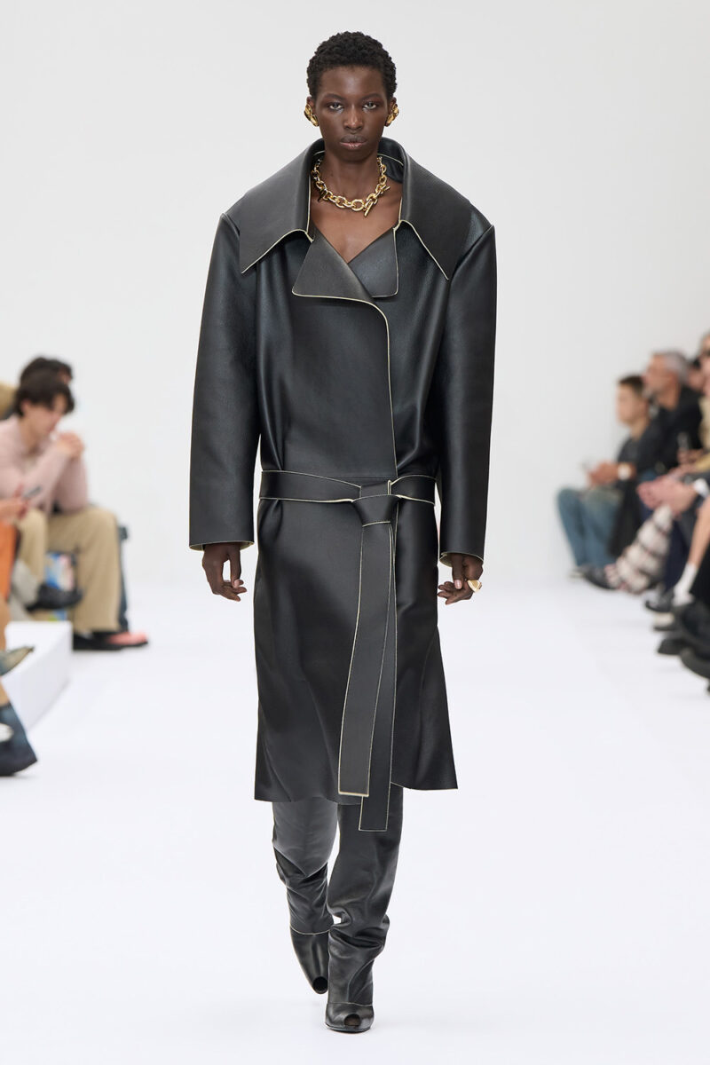 アクネ ストゥディオズ（ACNE STUDIOS）は、ねじれた家庭の情景が
