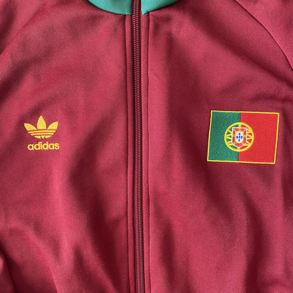 松村北斗着用のadidas originalsポルトガル代表トラックジャケットを