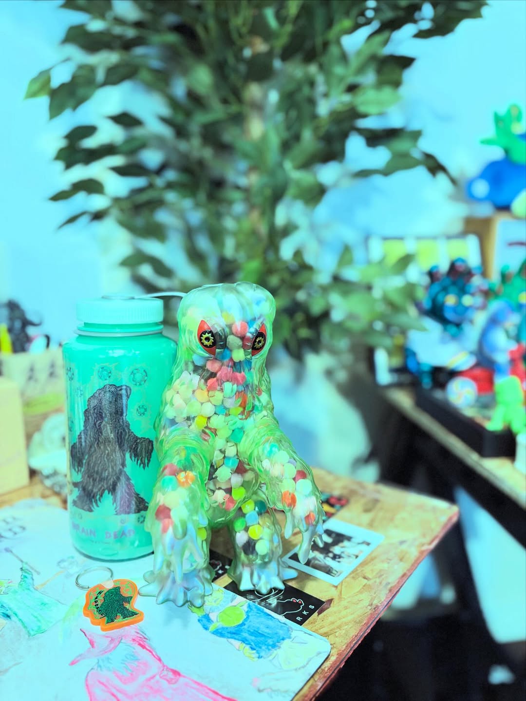 アイドル・頓知気さきなさんデザインの「コンプライアンスウサギ」が