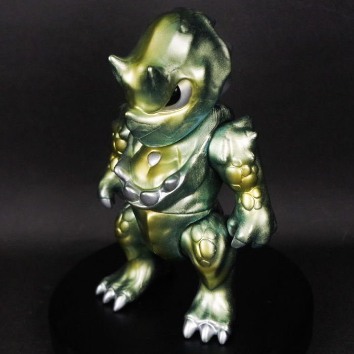 ユーキデイドリーマーの変形ソフビ「ダイノワン(偏光グリーン)」が墓場