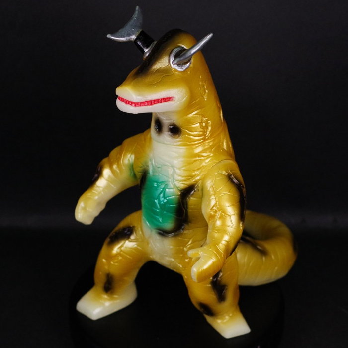 ブルマァクの「エレキング」が「蓄光ゴールド」となってまたまた出現