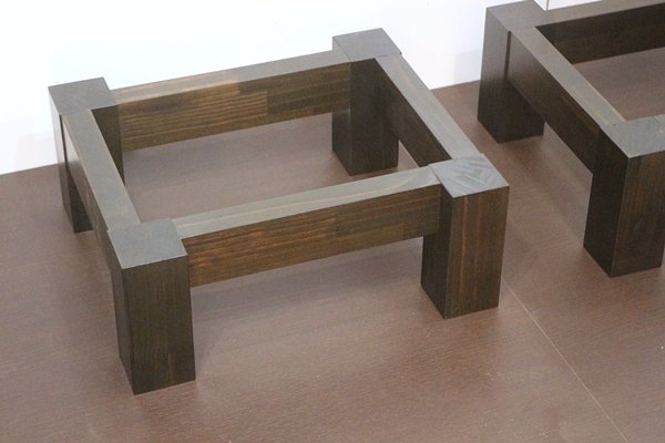 スピーカーに合わせて寸法オーダーができる木製無垢スピーカースタンド