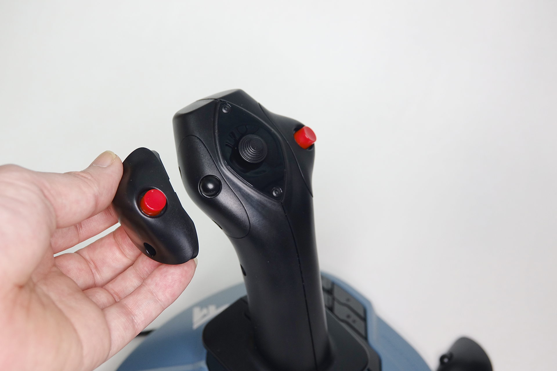 航空機A320のコックピットをイメージした最新スティック「TCA