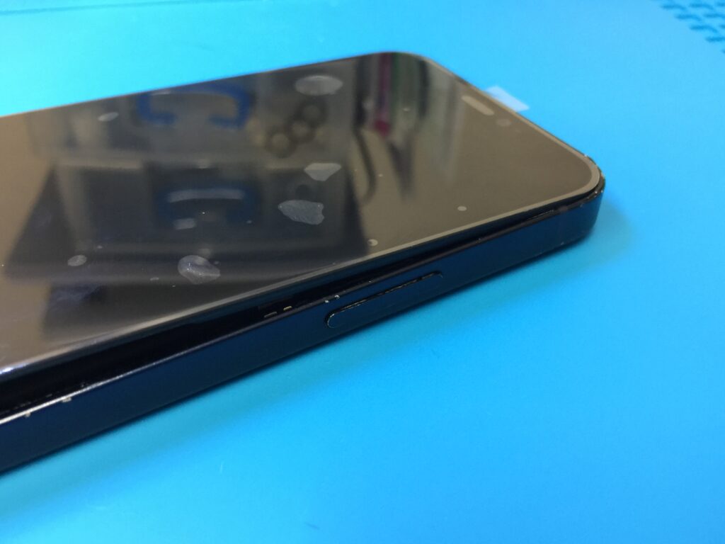 iPhone 12 mini】画面左下角からガラスが割れて緑と白の縦線と黒いシミ