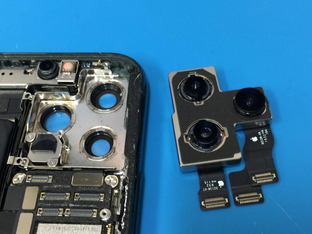 iPhone 11 Pro のリアカメラを起動すると画面にレンズのひび割れが写り