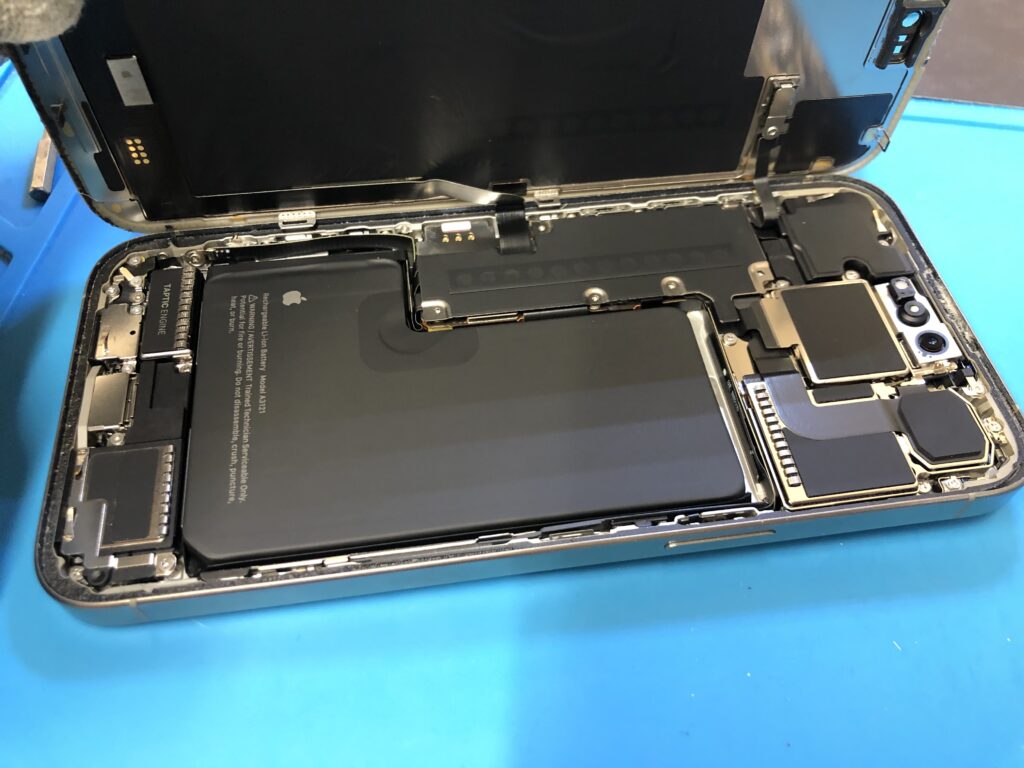 iPhone 15 Pro Max 】 を落として画面に縦線が出て下半分のタッチ操作