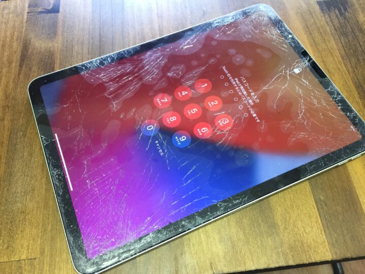 iPad Air 4 の画面がバキバキにひび割れてしまっていても液晶交換で