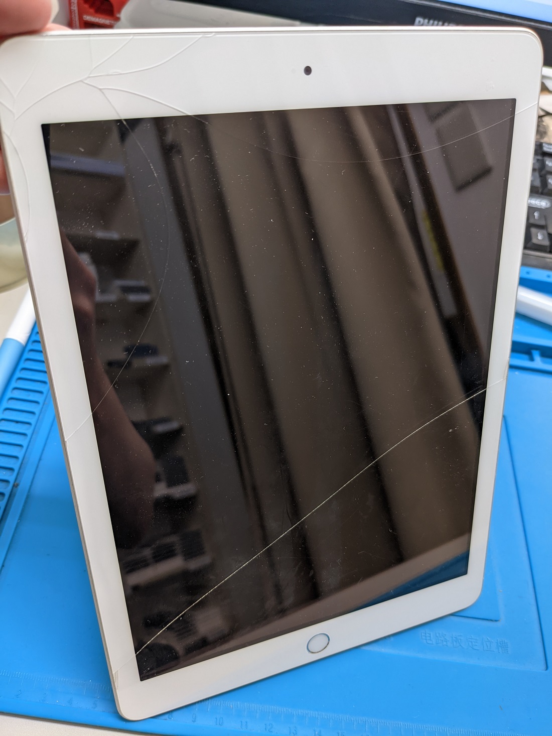 iPad第6世代のガラス割れで栄からお越しのお客様【即日修理】-スマホ