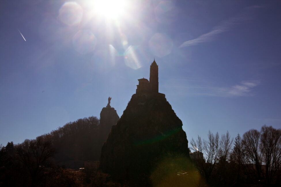 奇怪な岩山と聖母マリアに護られた 巡礼者の聖地、ル・ピュイ＝アン