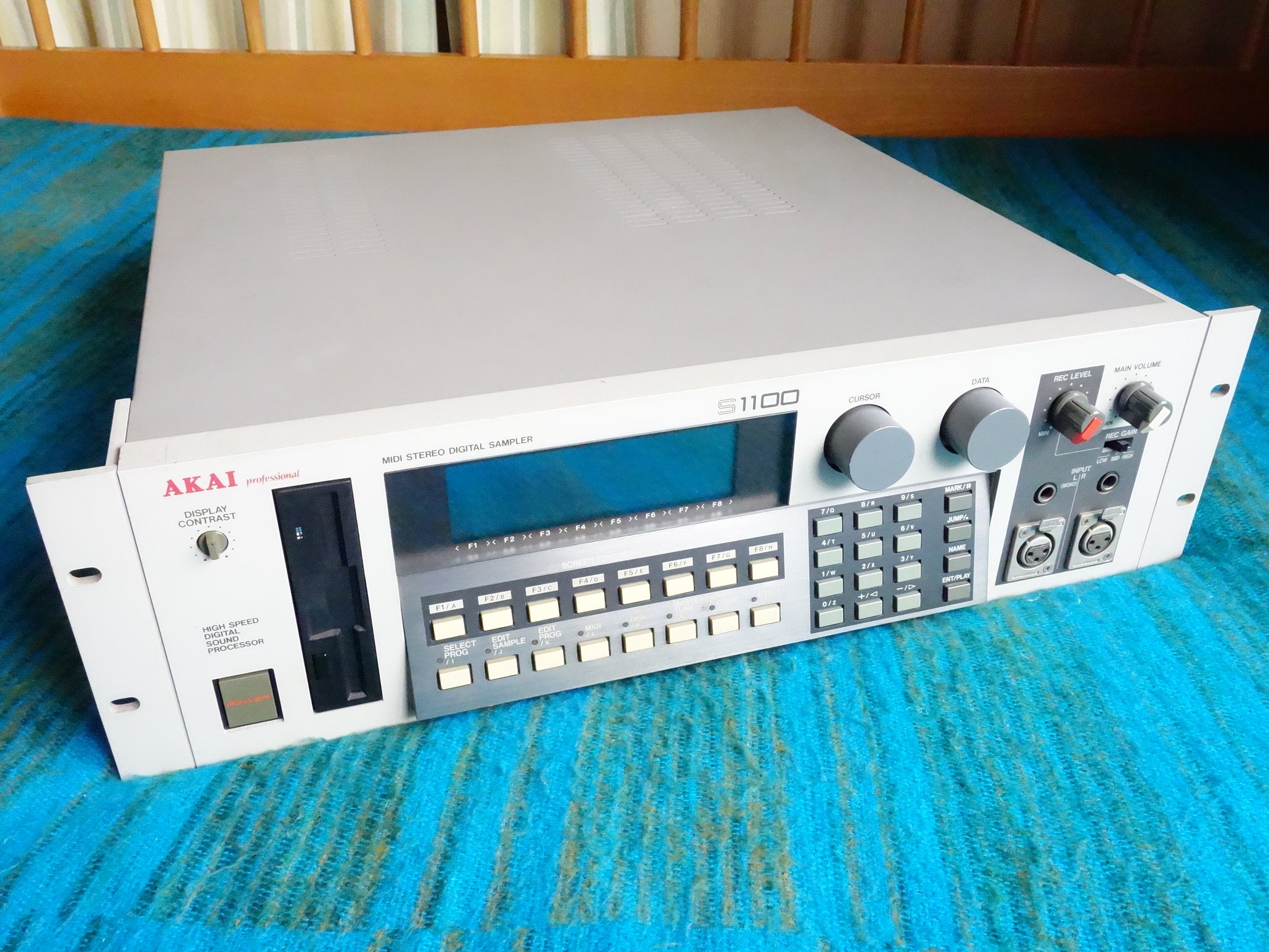 Akai S1100 MIDI Stereo Digital Sampler OS 4.3 / 4MB Memory