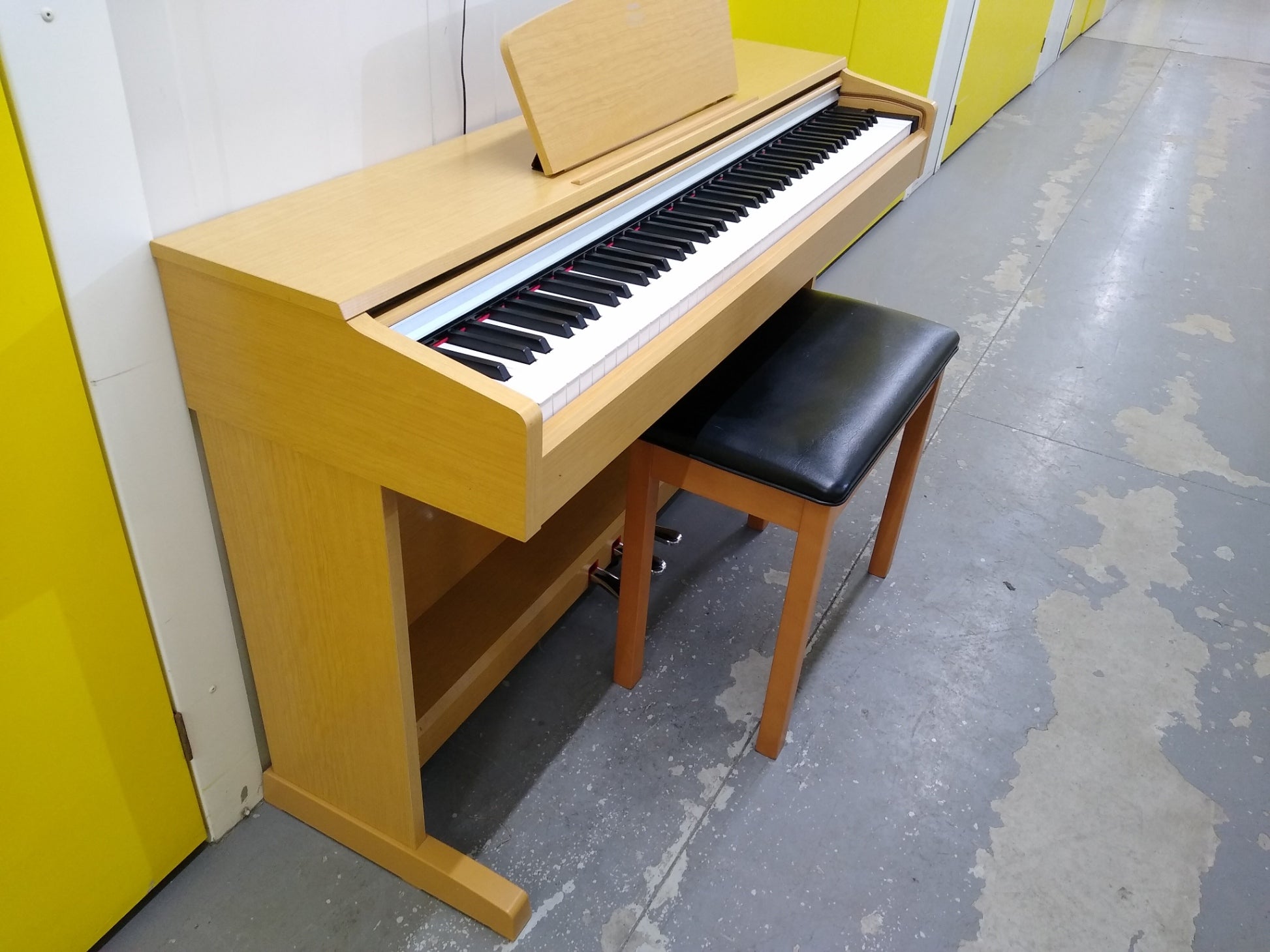 Yamaha Arius YDP-140c digital piano in light oak +matching stool