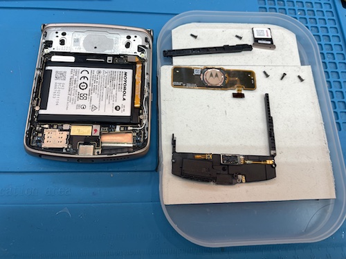 Motorola razr 5Gバッテリー交換は名古屋今池店へ | iPhone修理ダイワ