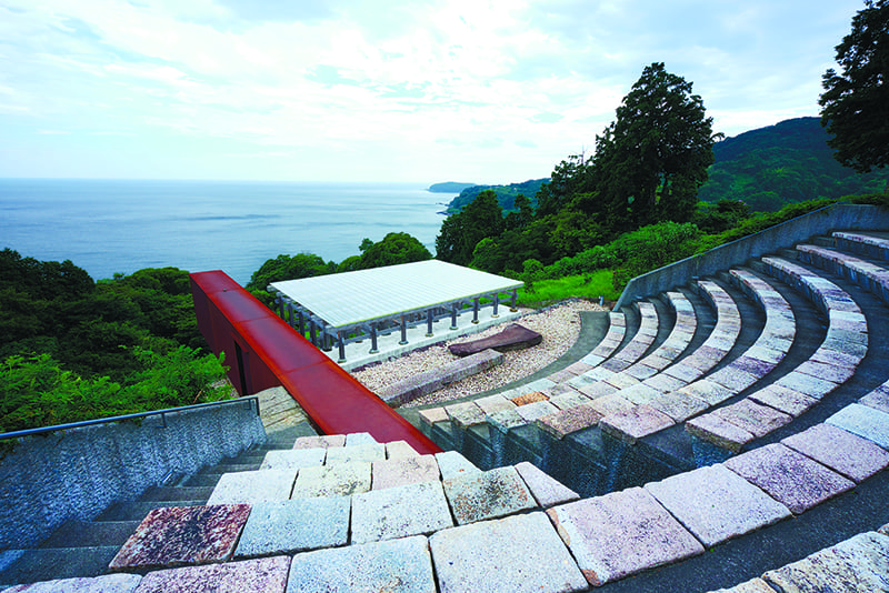 In a grove, Hiroshi Sugimoto creates a place out of time