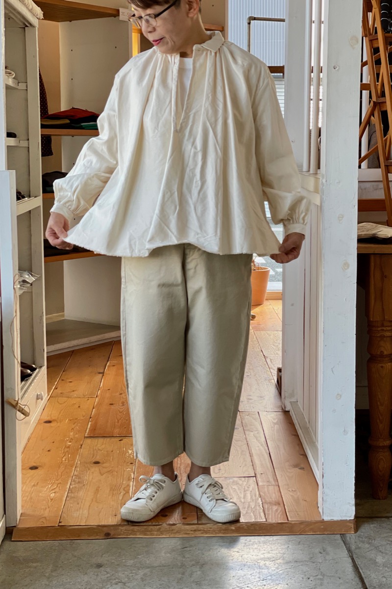 YAECA WRITE ギャザーブラウス ナチュラル – SUSCON